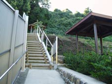 ����ւ̊K�i